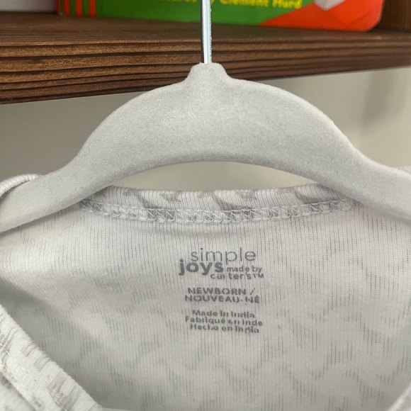 2 newborn Carters gowns - Picture 3 of 3